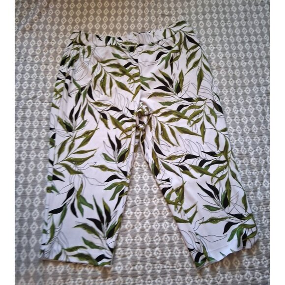 Susan Graver womens Stretch Pull-On Capri Pants Size 1X White Green Floral - Picture 1 of 4